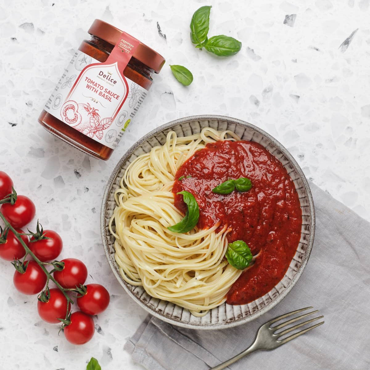 Tomato sauce with basil